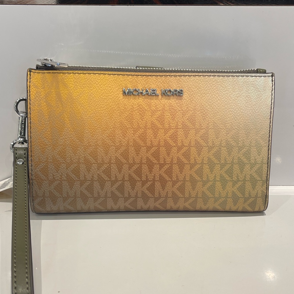 MICHAEL KORS Jet Set Lg Ombré Signature Logo Wristlet Phone Holder
Olive Com
NWT - Picture 2 of 16